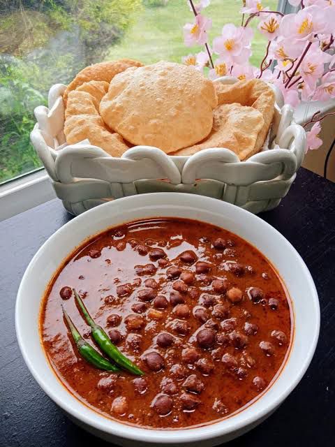 Kalay Chanay ka Salan with 2 Chapatis